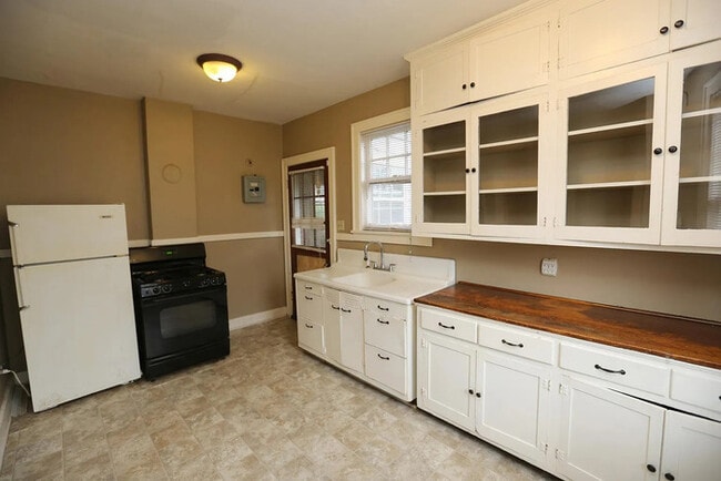 Building Photo - 2 bedroom 1.5 bathroom duplex