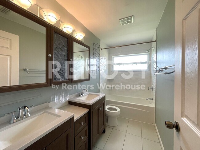 Building Photo - Largo - 4 Bed/2 Bath Single Family Home with Fenced Yard