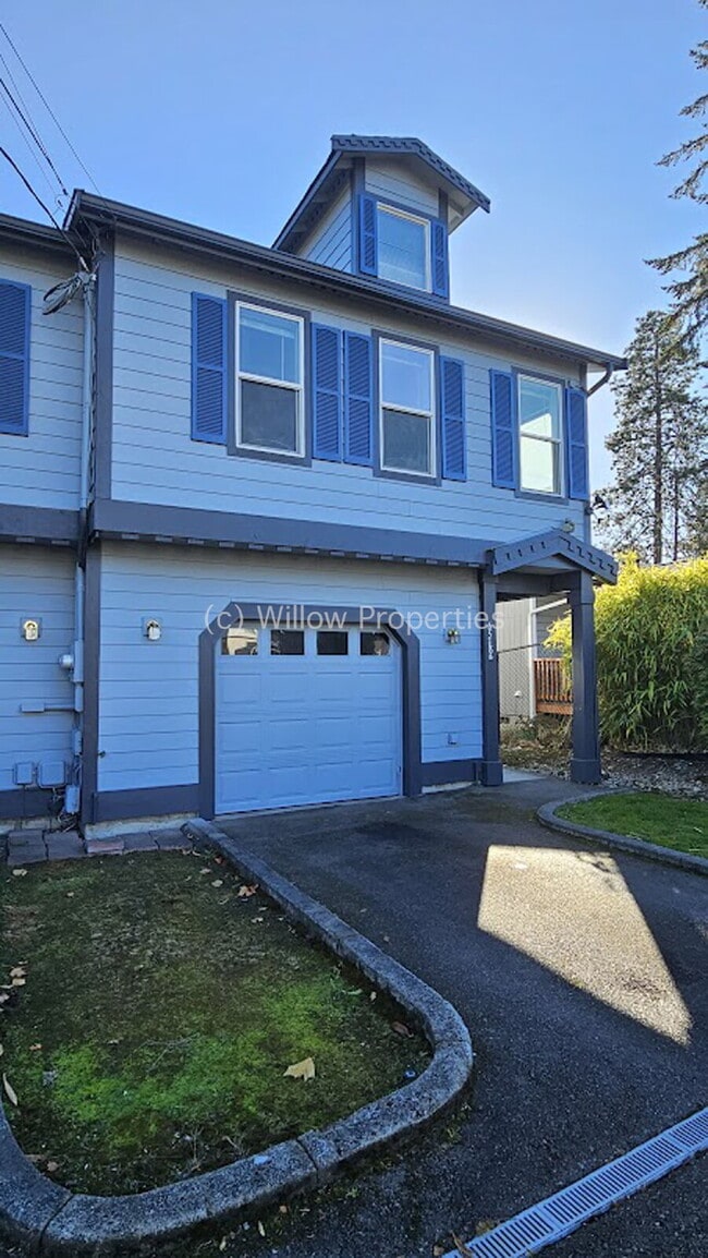 Building Photo - 3 Bedroom Lakewood Duplex