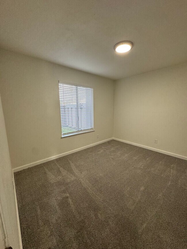 Building Photo - Downstairs 2 bed, 1 bath newly remolded unit coming soon!!