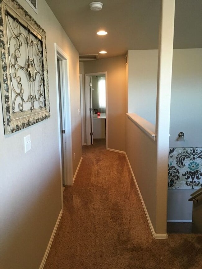 Building Photo - Stunning 3 Bed / 2.5 Bath 2-Story Home in ...