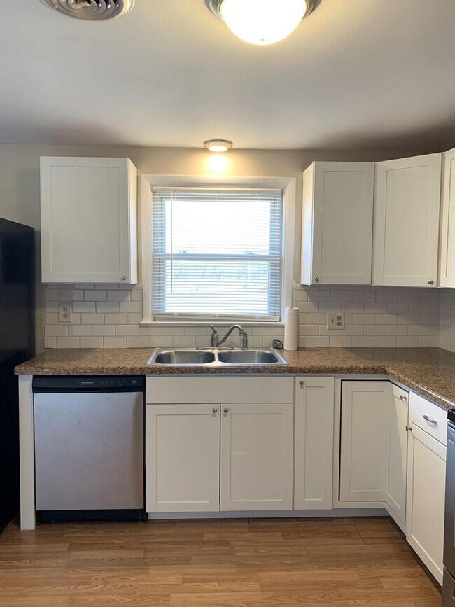 Building Photo - Move-in ready!! Bonus room that could easily be utilized as a 3rd bedroom!!