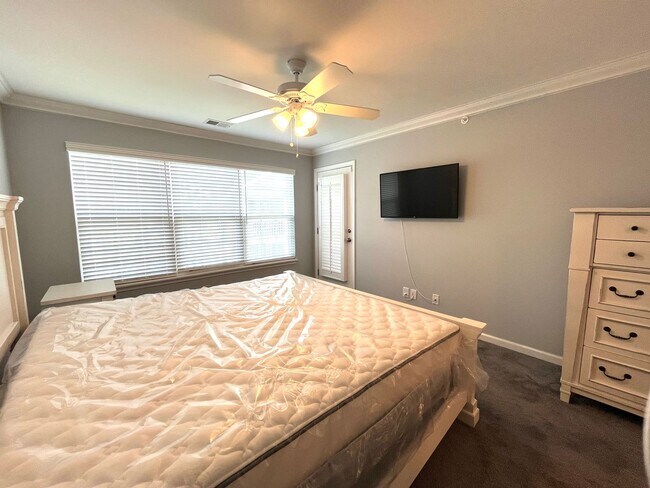 Building Photo - ONE MONTH FREE with a sixteen-month lease. Two Bedroom, Furnished Condo in Windsor Green in Carol...