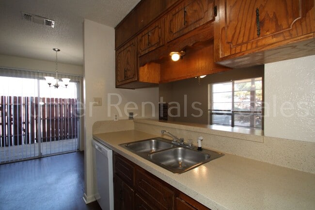 Building Photo - Charming Two-Bedroom Townhome with Fireplace