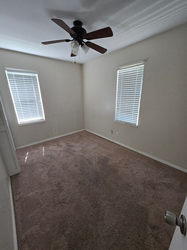 Building Photo - Great location 3 bed 1 bath with appliances!