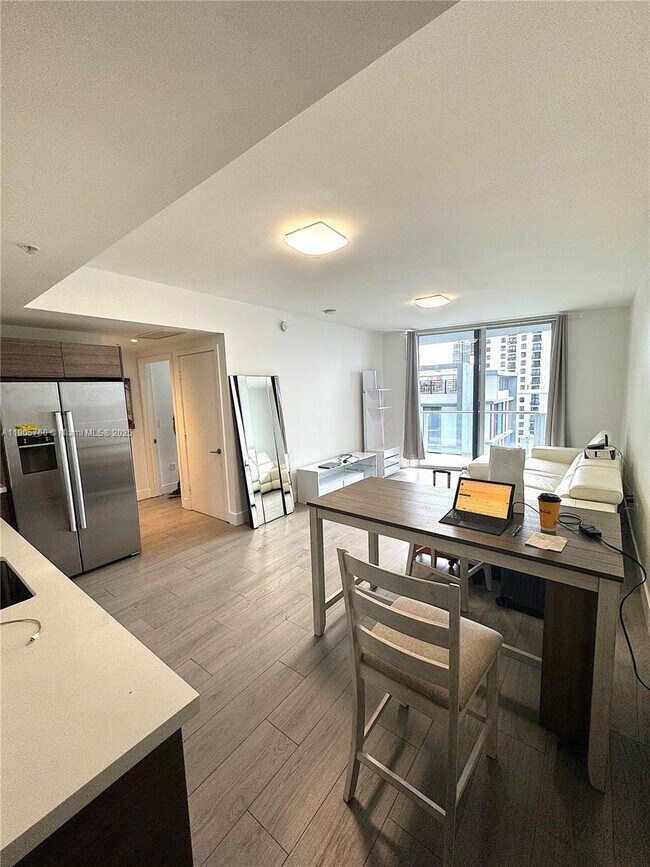 Building Photo - 1010 SW 2nd Ave