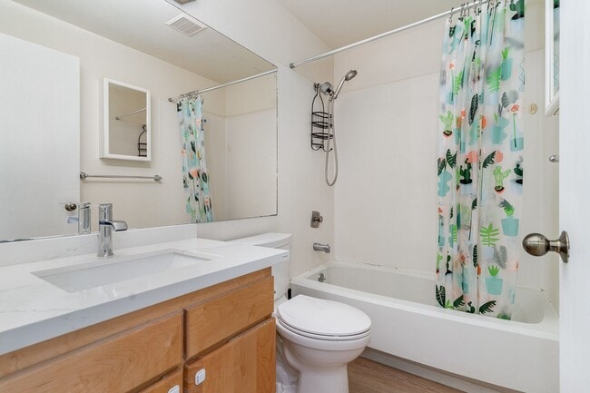 Building Photo - Modern 2-Bedroom Townhouse-Style Condo wit...