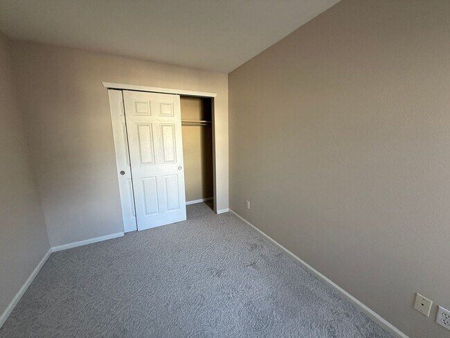 Building Photo - Newly updated 2 story townhome with single car garage in Littleton