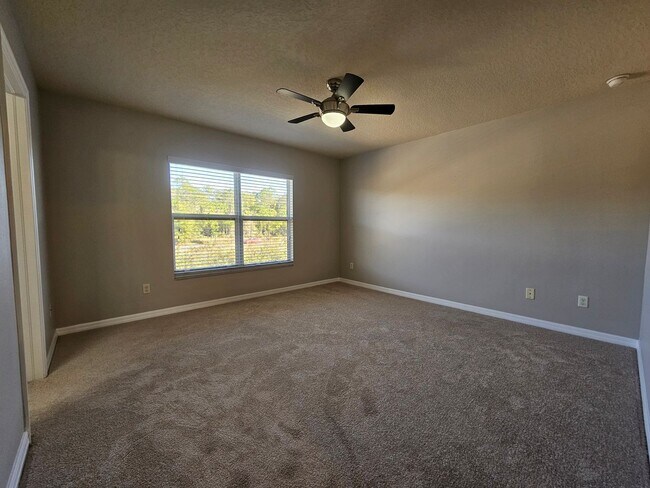 Building Photo - Seven Oaks 2/2.5 Townhouse