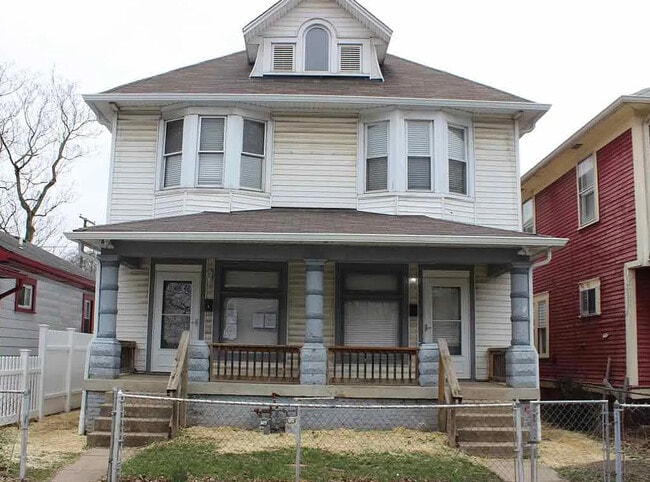 Primary Photo - 2240 N Kenwood Ave