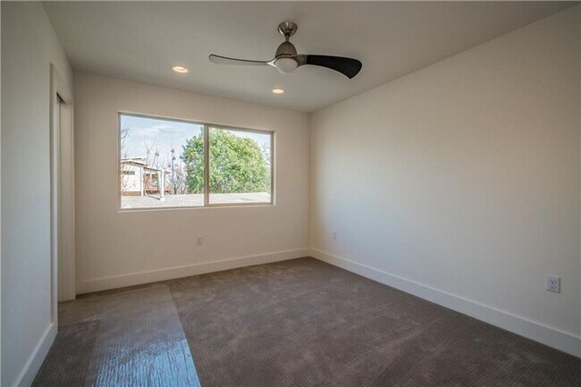 Building Photo - 2803 Crest Ave