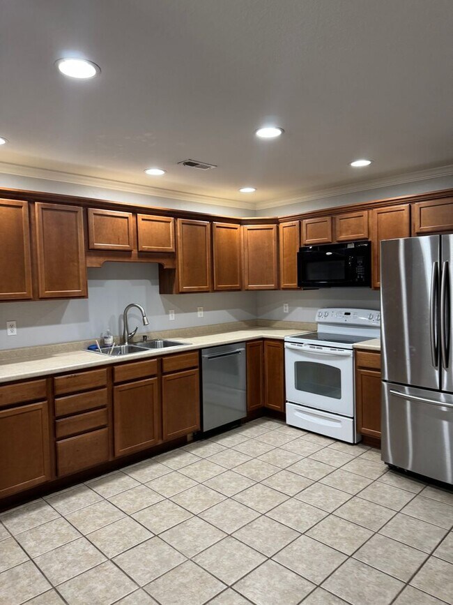 Building Photo - Maryville 37804 - 4-Bedroom, 2-Bath, 2-Story Condo - Contact Faye Hudson 865-789-3204