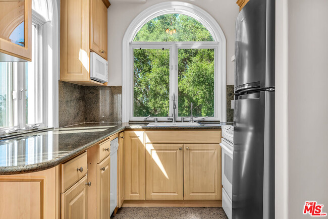 Building Photo - 11244 Briarcliff Ln