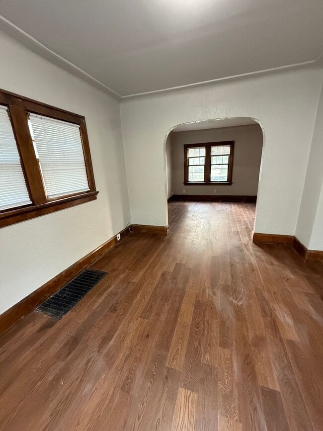 Building Photo - 3 bedroom 1.5 bath