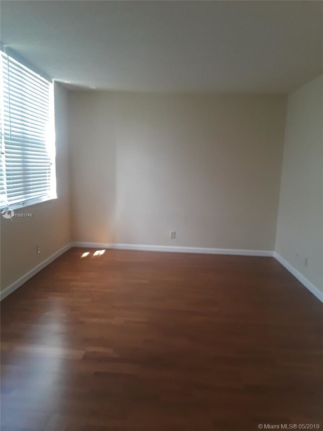 Building Photo - 3499 Oaks Way