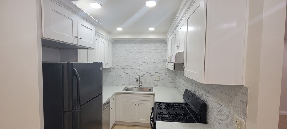 Building Photo - 1908 Clinton St