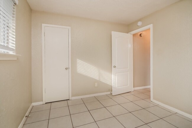 Building Photo - 2007 Deerhurst Ln