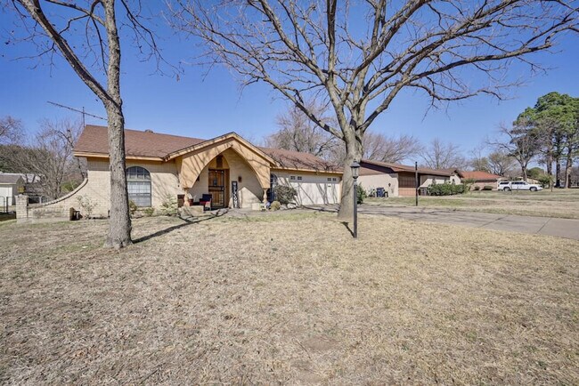 Building Photo - 1712 Meadowlane Terrace