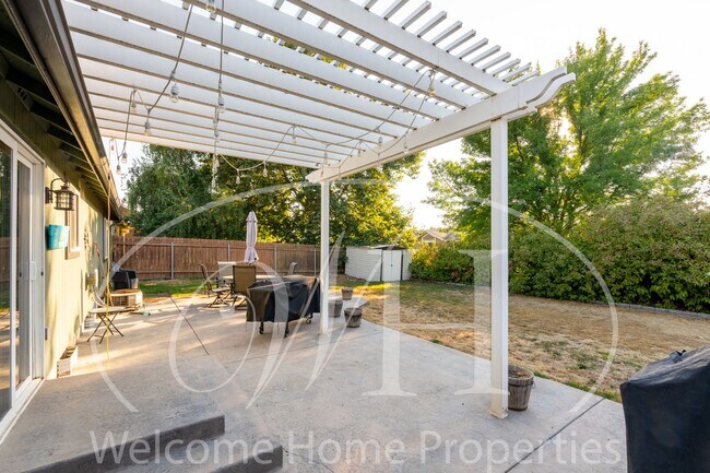 Building Photo - Conveniently Located 3 Bedroom Home with F...