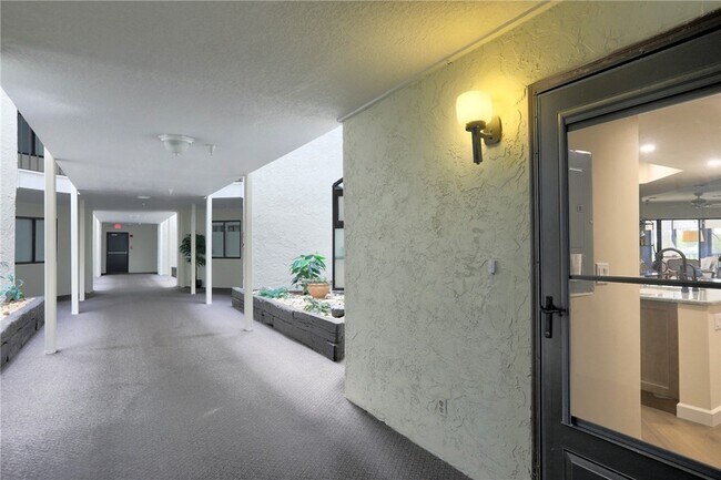Building Photo - 9612 Riverside Dr