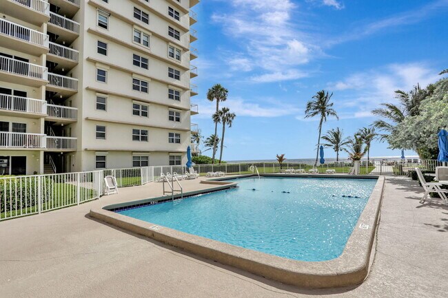 Building Photo - 1069 Hillsboro Mile