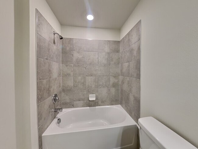 Building Photo - 3187 Emerald Acrs Ln