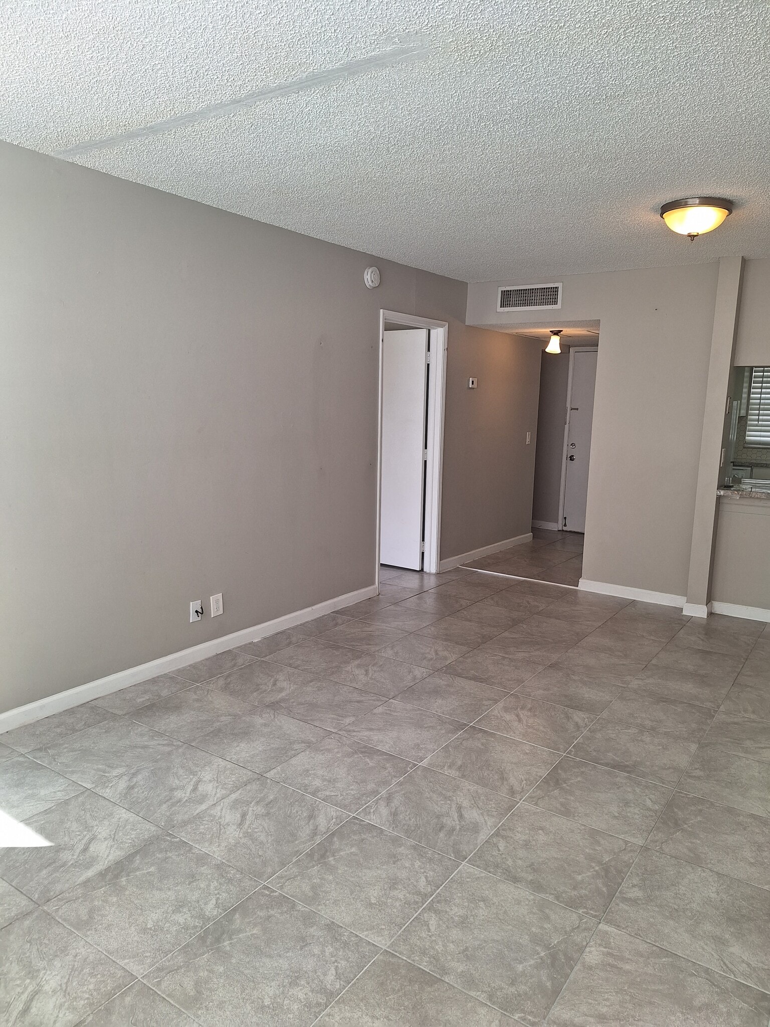 Building Photo - 9441 Live Oak Pl