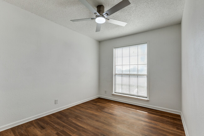 Building Photo - 10575 Starcrest Dr