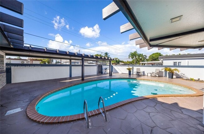 Primary Photo - 490 W 33rd Pl