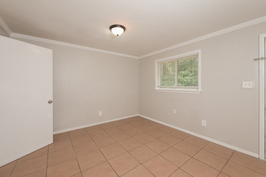 Building Photo - 2230 Kilarney Rd