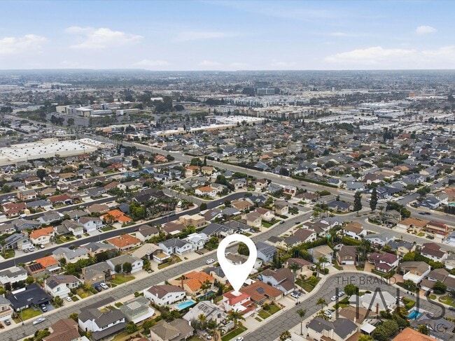 Building Photo - Newly Remodeled Huntington Beach Home with Brand-New AC & Premium Finishes