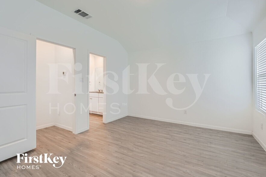 Building Photo - 1212 Treehouse Ln