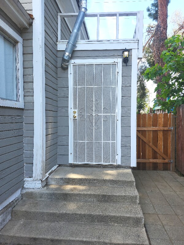 Building Photo - 209 E 11th St