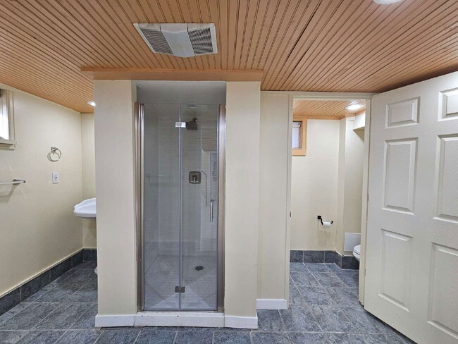 Building Photo - 1401 Roslyn St