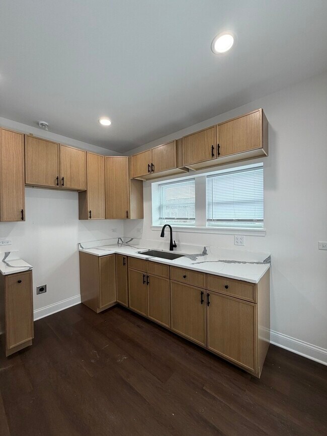 Building Photo - 1942 Elmwood Ave