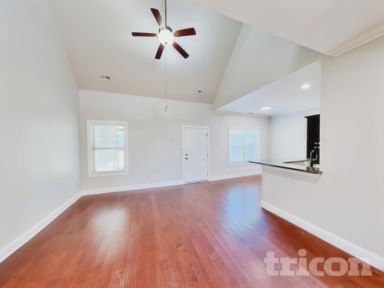 Building Photo - 585 Smoky Mountains Dr