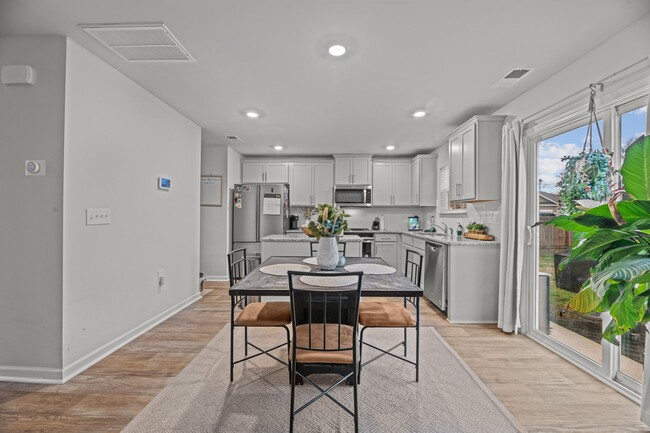 Building Photo - 301 Ginger Dr