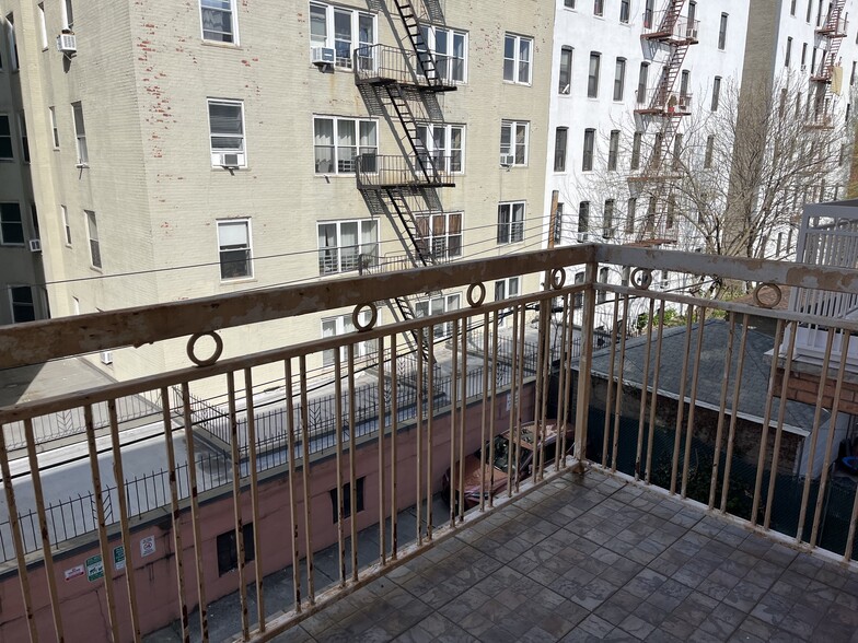 Building Photo - 1762 E 19th St