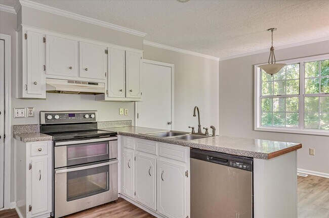 Building Photo - 3 bedroom, 2.5 bathroom home on a large co...