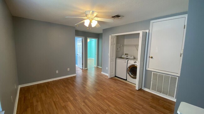 Building Photo - 3 Bedroom, 2.5 Bath Townhome with One Car Garage in Waterford Lakes Orlando!