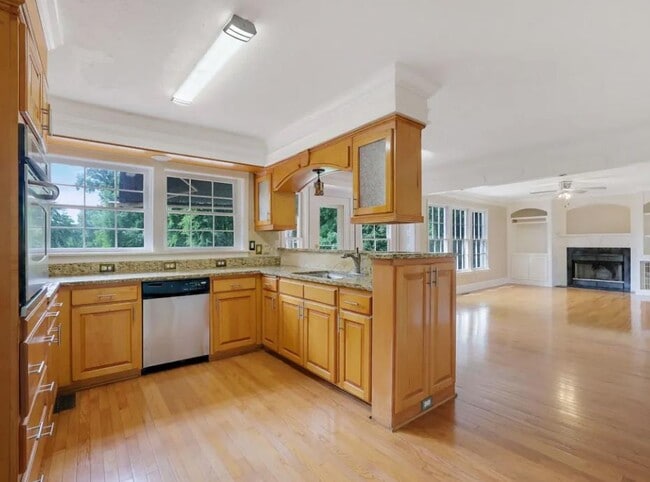 Building Photo - 6963 Whispering Oaks Ct