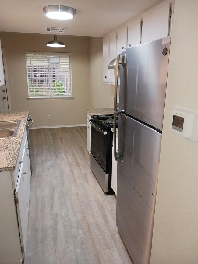 Building Photo - 801 Betsy Ross Dr