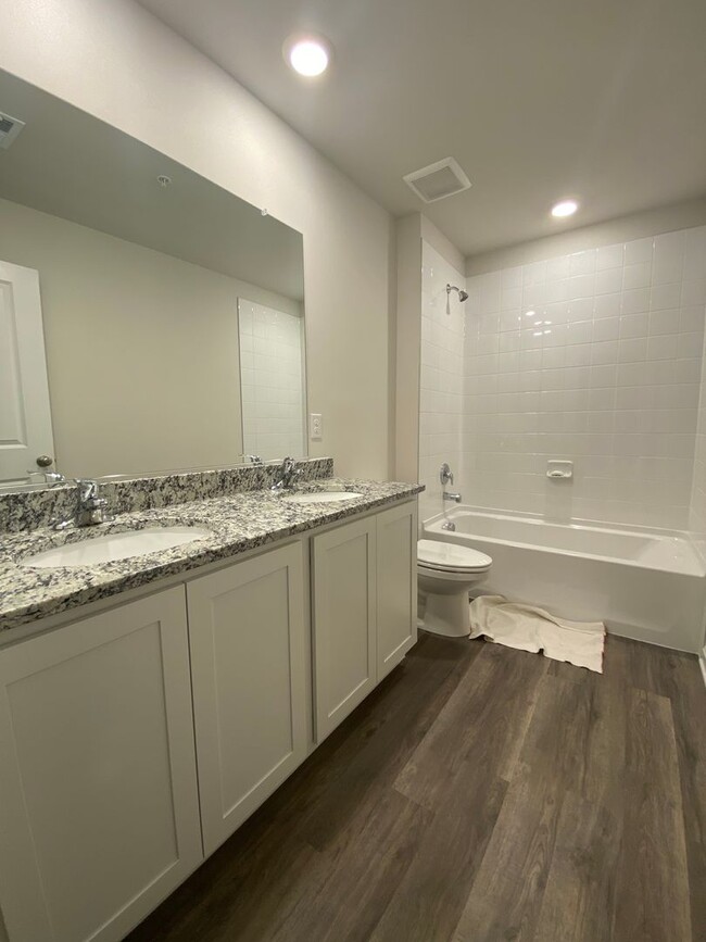 Building Photo - Brand new 4 bedroom, 2.5 bathroom Single F...