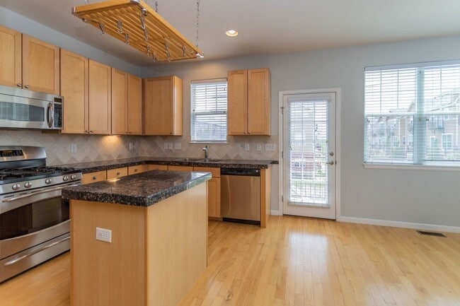 Building Photo - Downtown Living with Style & Views!