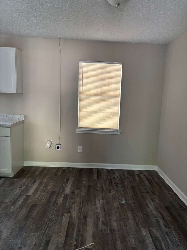Building Photo - "Charming 3-Bedroom Retreat on Suncrest Drive with Gleaming Hardwood Floors!"