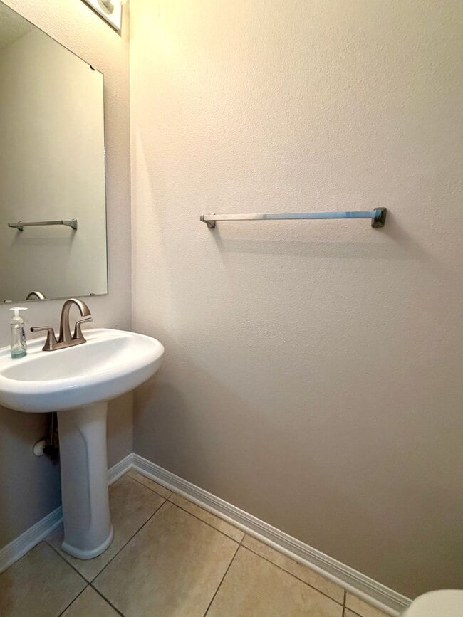 Building Photo - 3 Bedroom 2.5 Bathroom in Ashburn Square