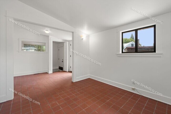 Building Photo - Spacious & Stylish 3-Bedroom Home with Upd...