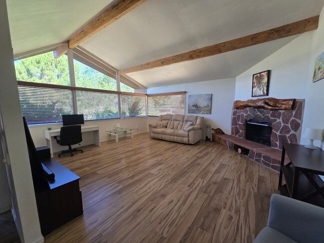 Building Photo - Furnished, 1-year long-term rental
