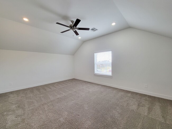 Building Photo - Very functional floor plan, has game room/home office, covered back patio on a big lot. Primary o...