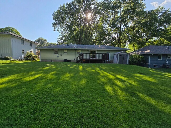 Building Photo - Beautiful 4 bedroom behind the Golf Coarse